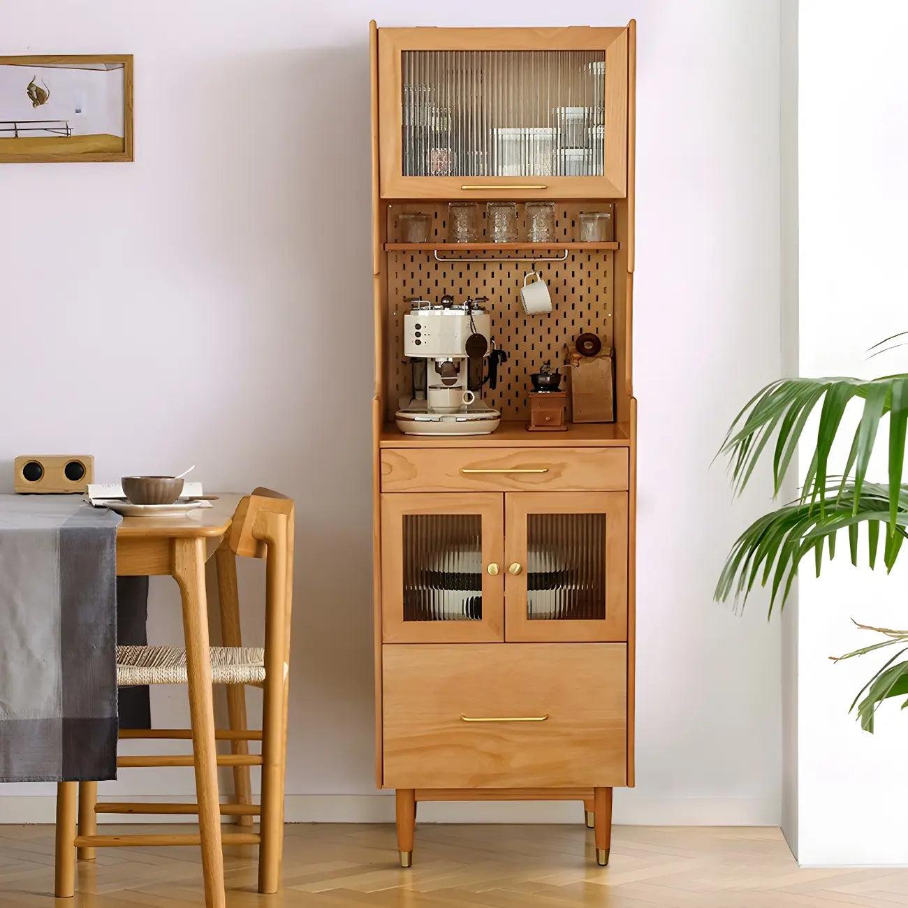 Credenza con ante in vetro e ripiani regolabili in legno di noce per sala da pranzo