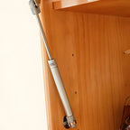 Credenza con ante in vetro e ripiani regolabili in legno di noce per sala da pranzo