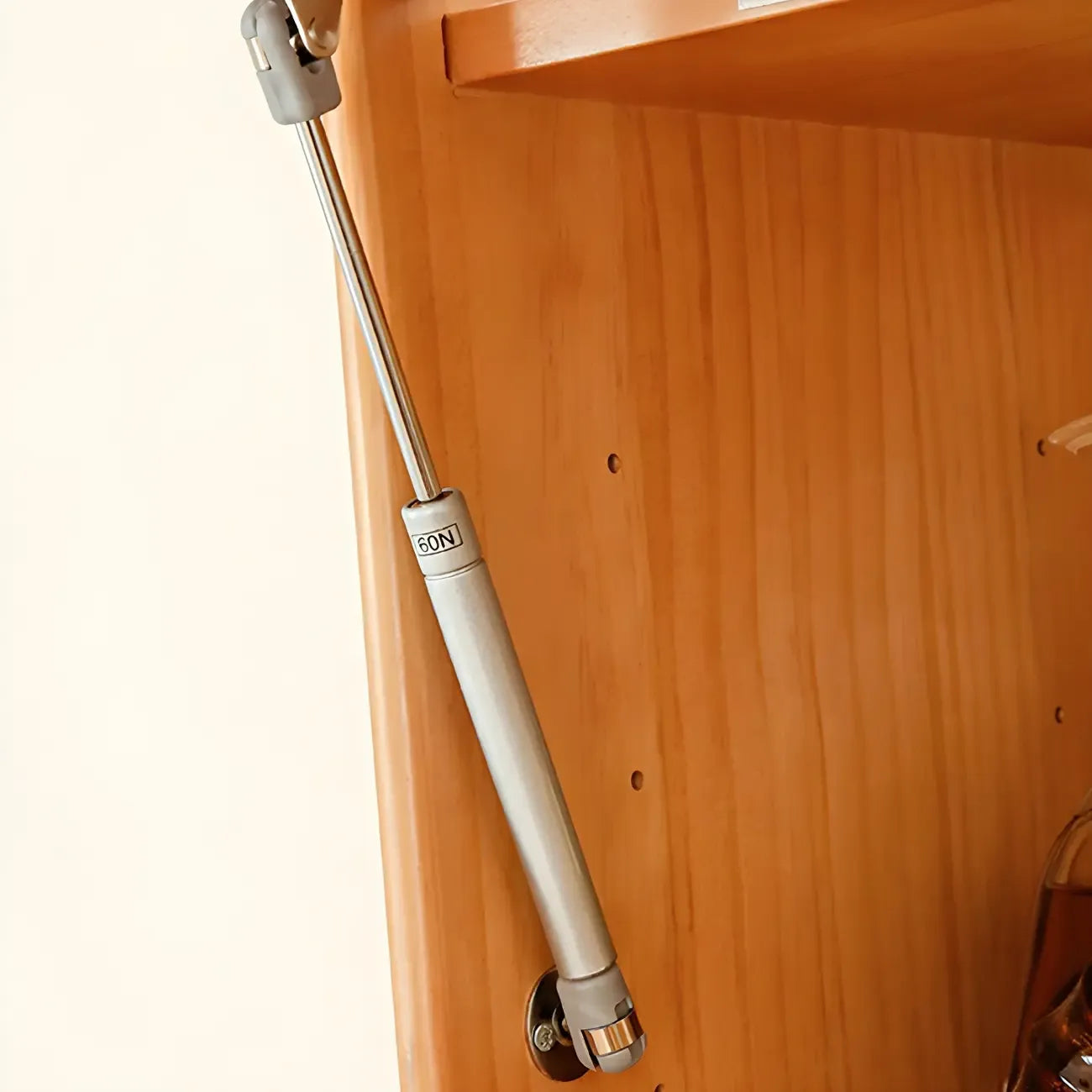 Credenza con ante in vetro e ripiani regolabili in legno di noce per sala da pranzo