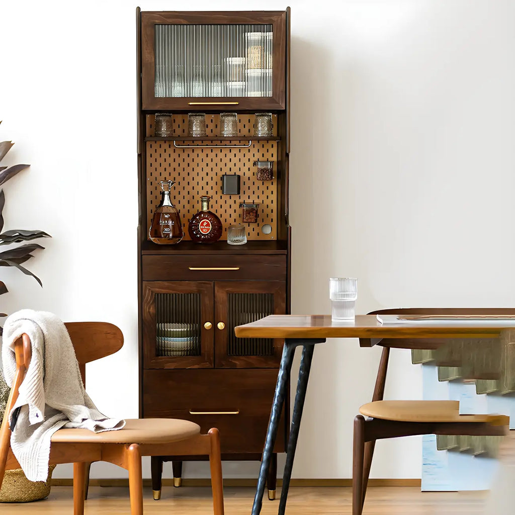 Credenza con ante in vetro e ripiani regolabili in legno di noce per sala da pranzo