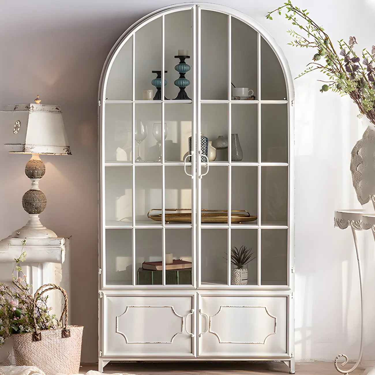 Vitrine moderne cintrée en bois et porte vitrée