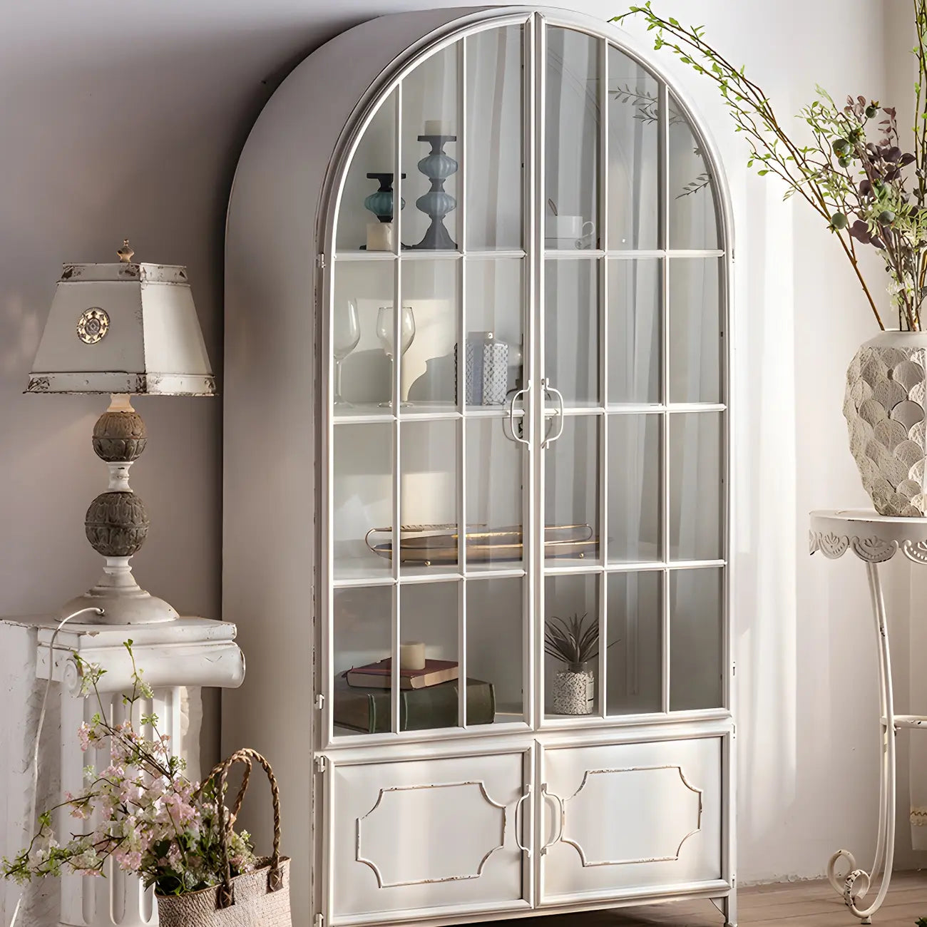 Vitrine moderne cintrée en bois et porte vitrée