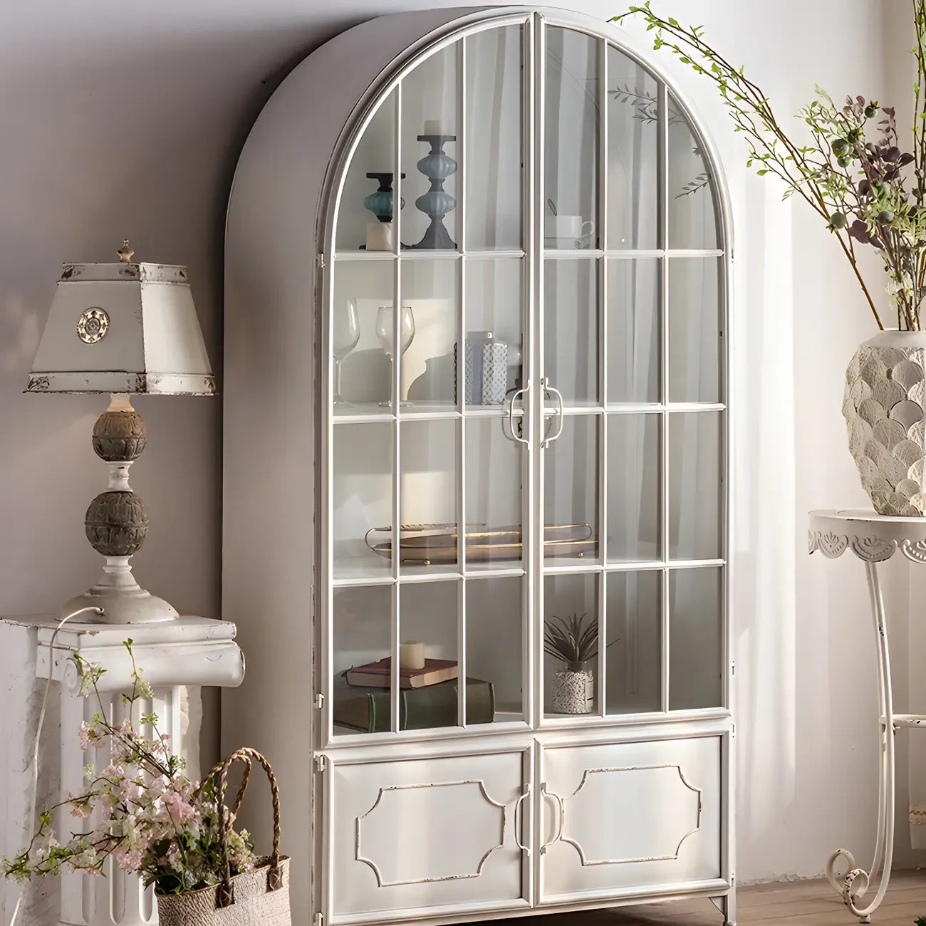 Vitrine moderne cintrée en bois et porte vitrée