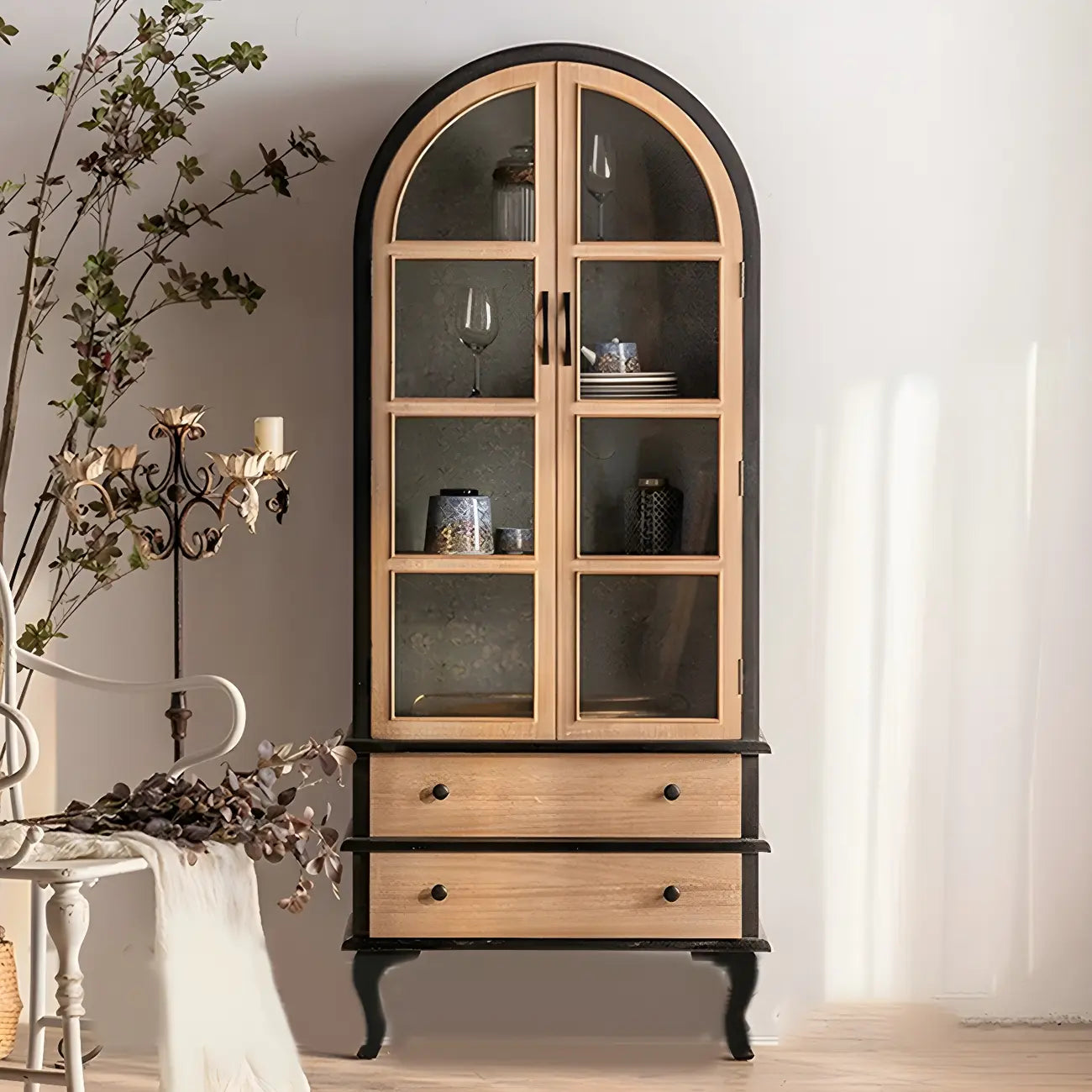 Vitrine moderne cintrée en bois et porte vitrée