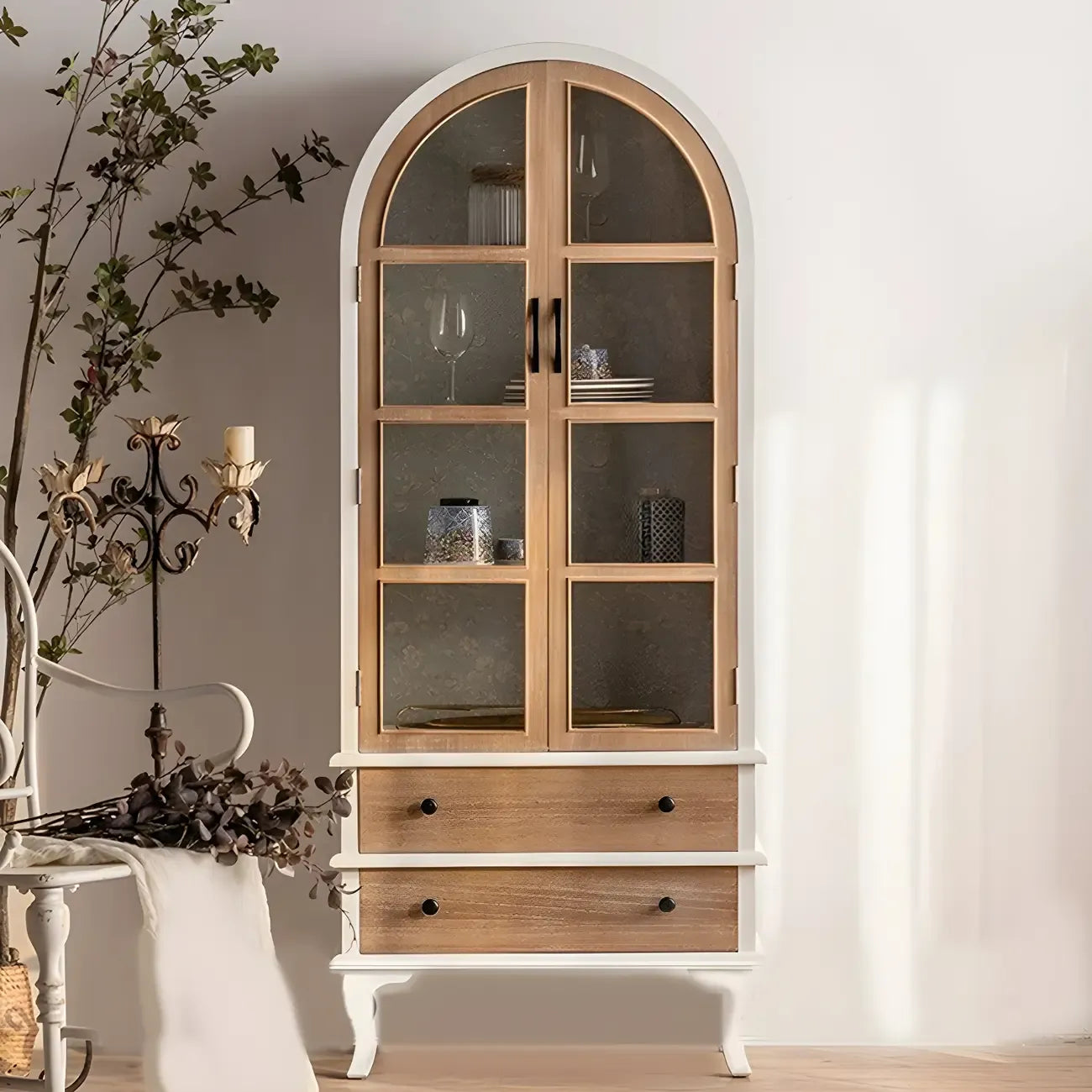 Vitrine moderne cintrée en bois et porte vitrée