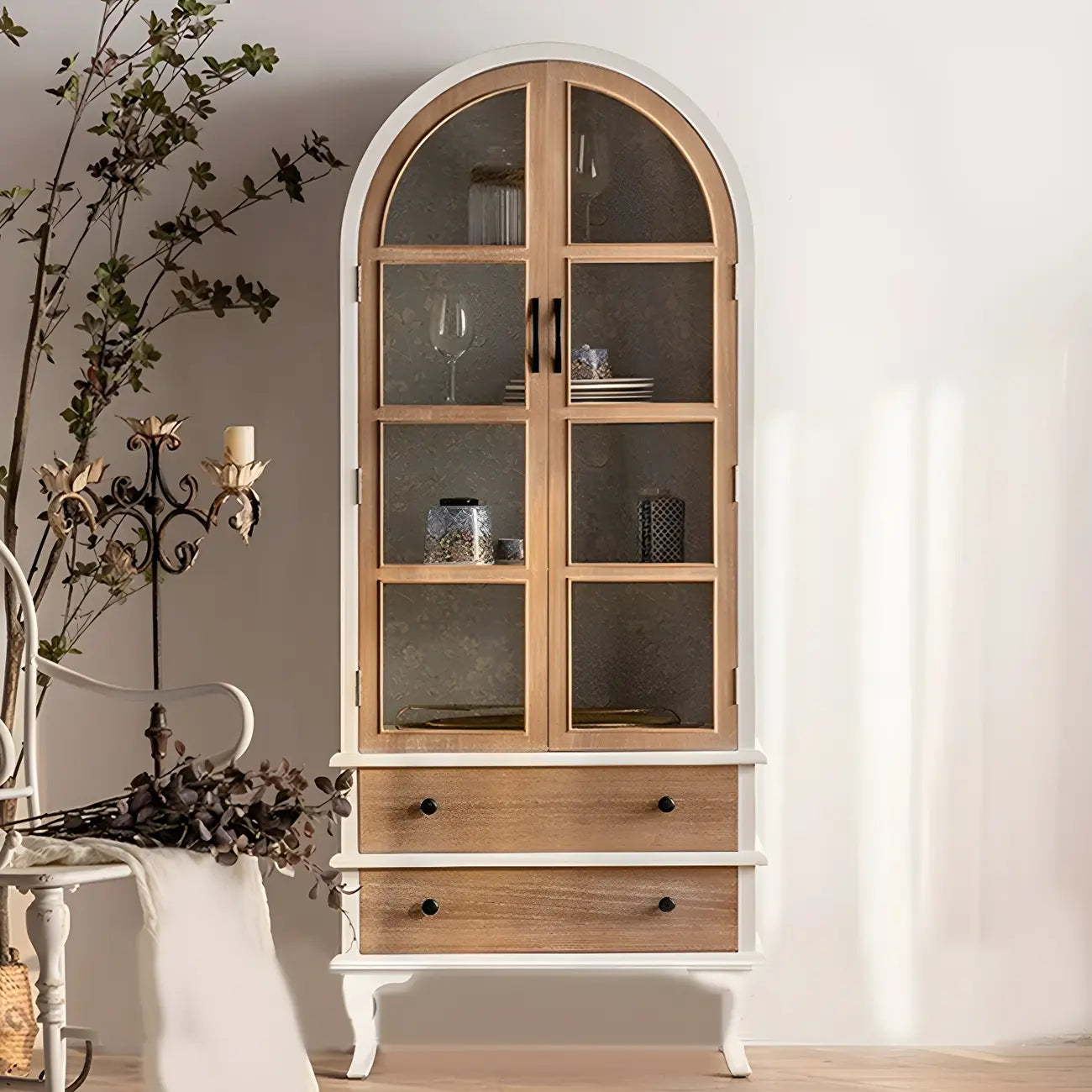Vitrine moderne cintrée en bois et porte vitrée