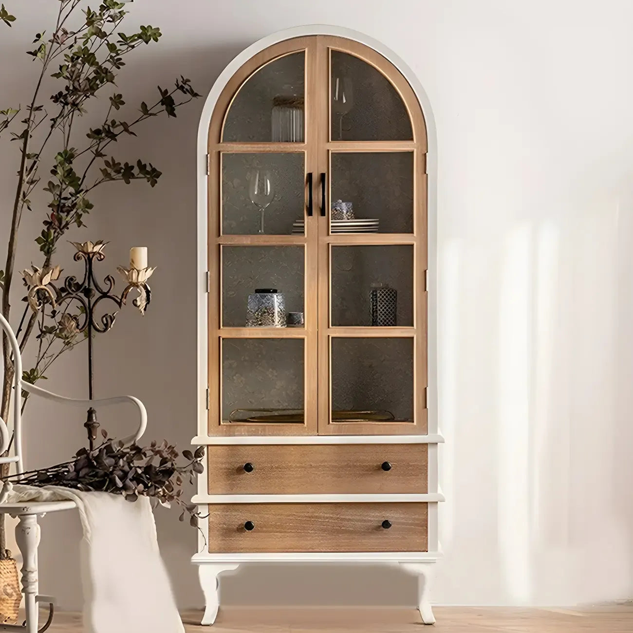 Vitrine moderne cintrée en bois et porte vitrée