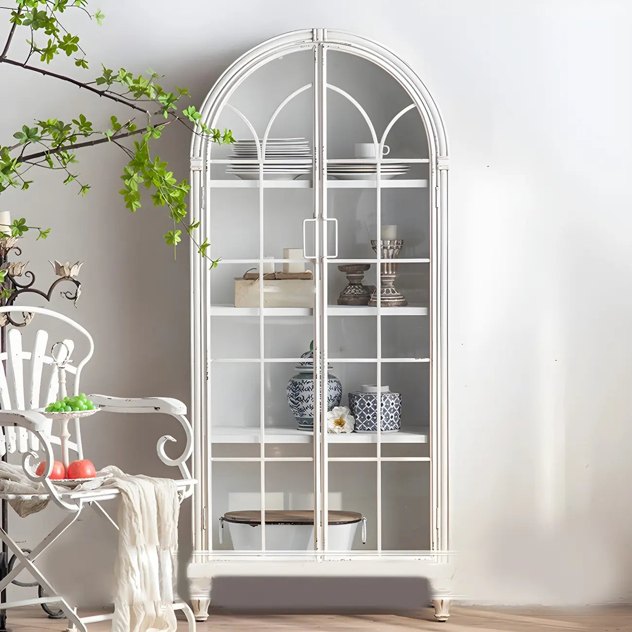 Vitrine moderne cintrée en bois et porte vitrée