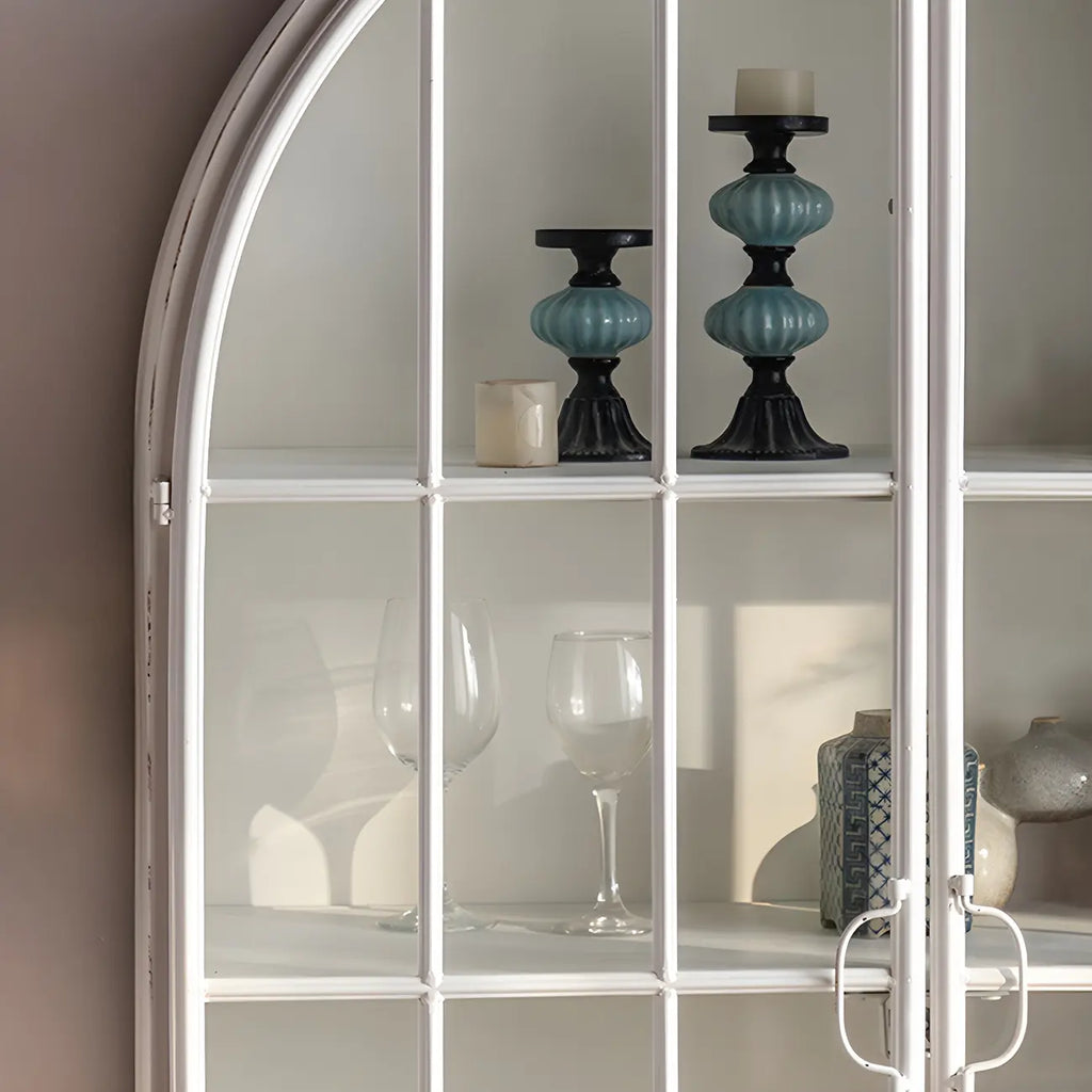 Vitrine moderne cintrée en bois et porte vitrée