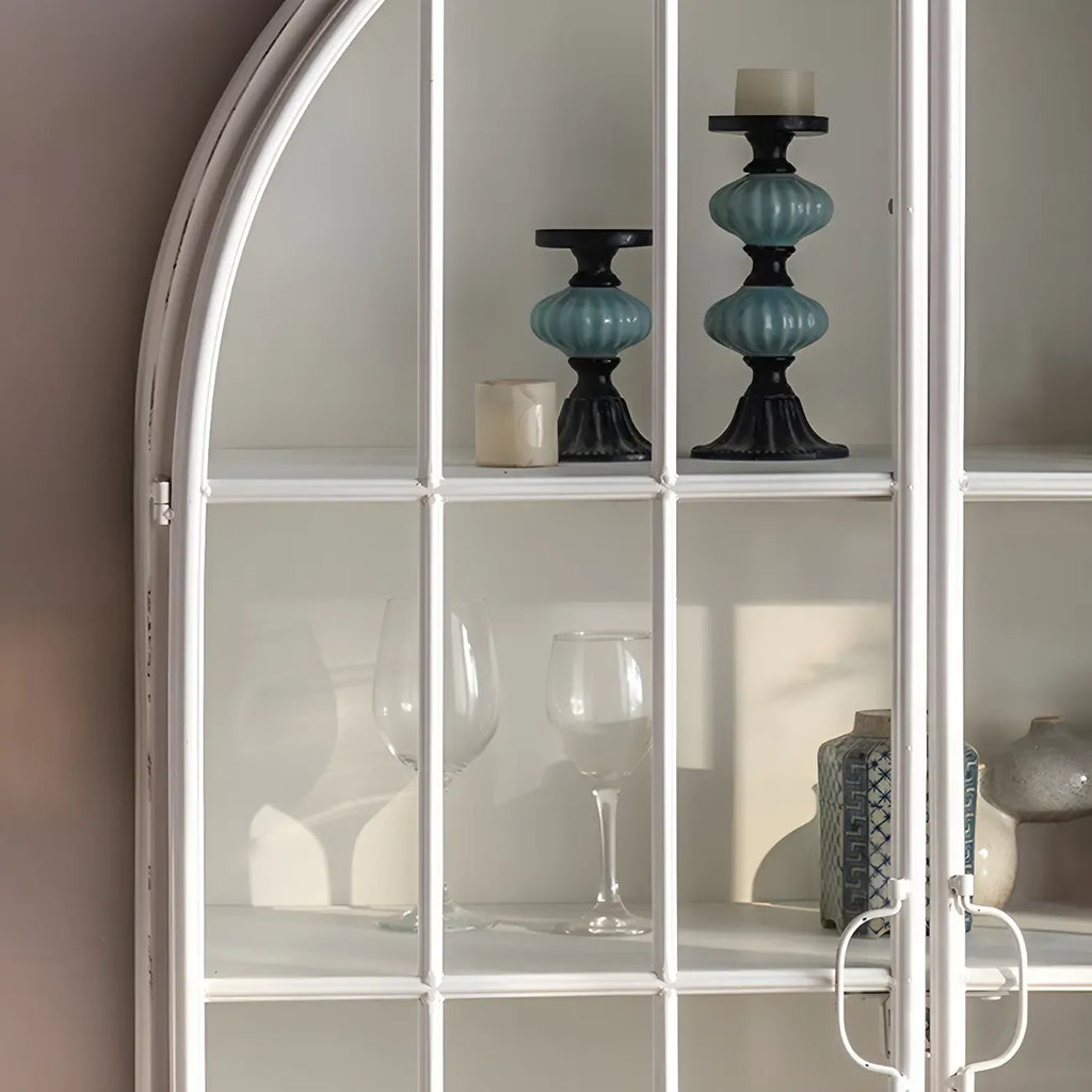 Vitrine moderne cintrée en bois et porte vitrée