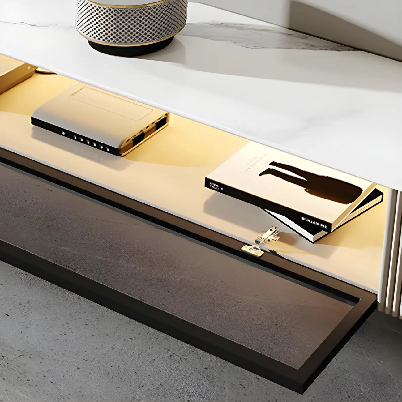 Meuble TV suspendu en bois glamour avec plateau en marbre pour salon