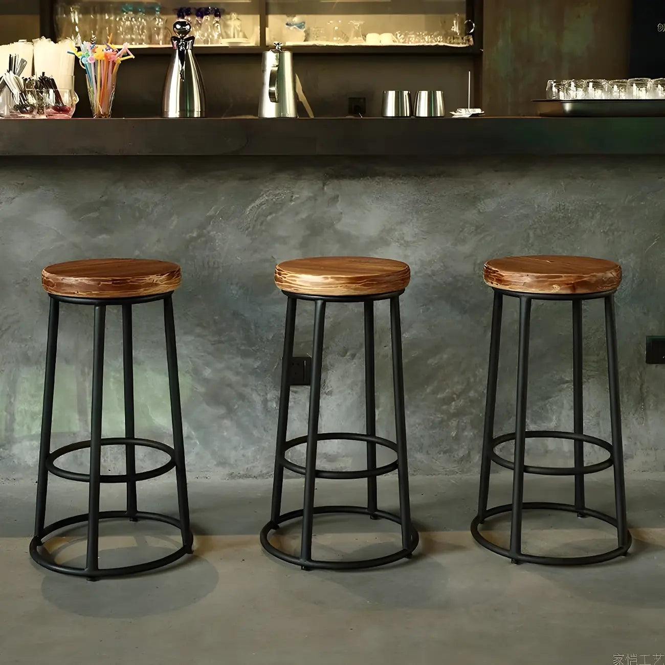 Tabourets de bar ronds en bois sans dossier de style industriel