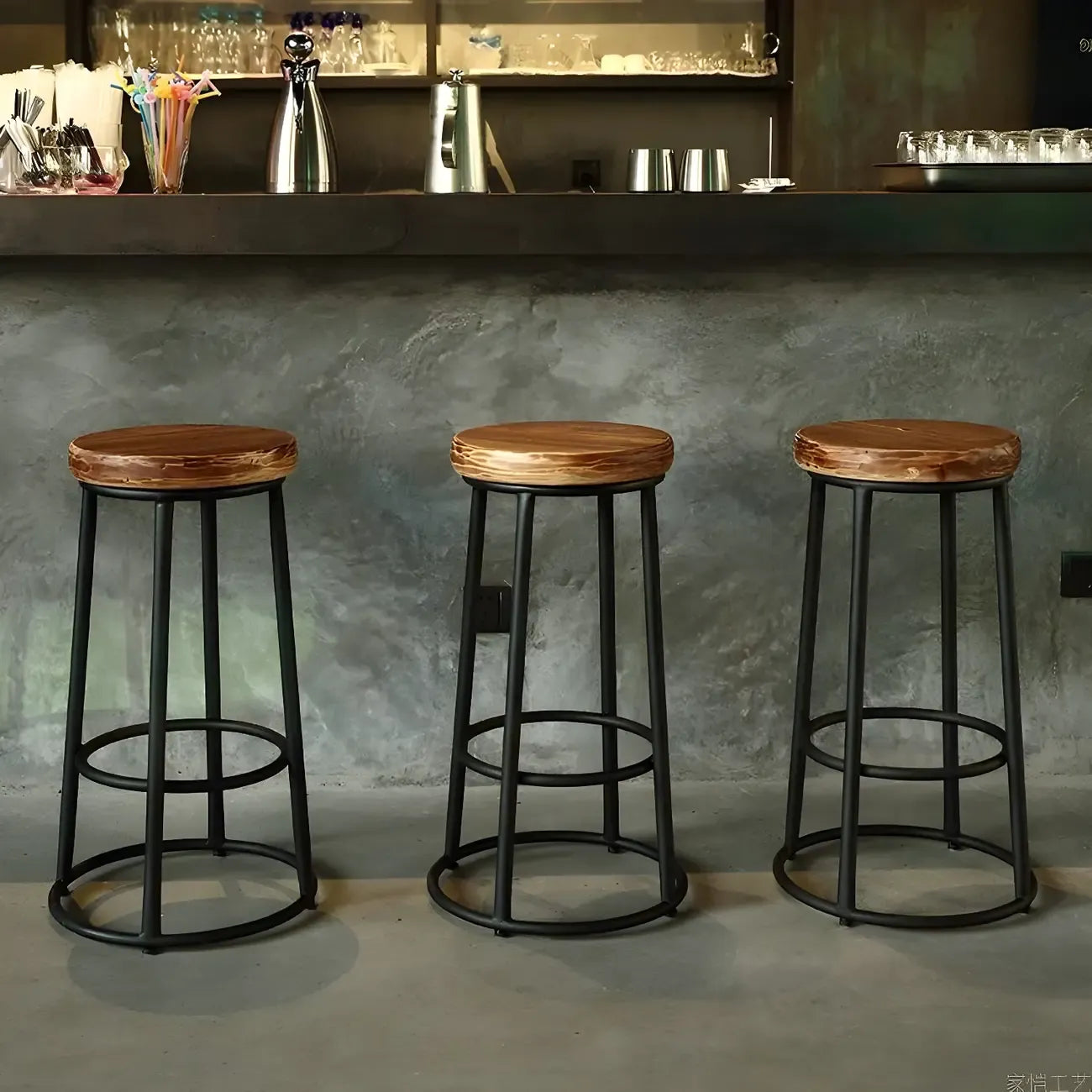 Tabourets de bar ronds en bois sans dossier de style industriel