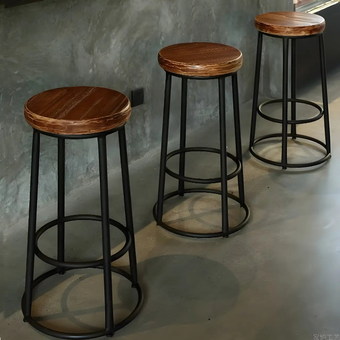 Tabourets de bar ronds en bois sans dossier de style industriel