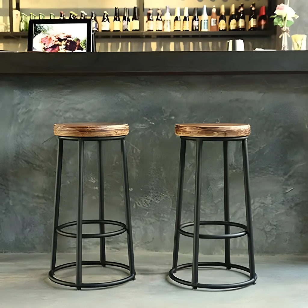 Tabourets de bar ronds en bois sans dossier de style industriel