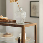 Élégante vitrine de table en bois avec portes coulissantes