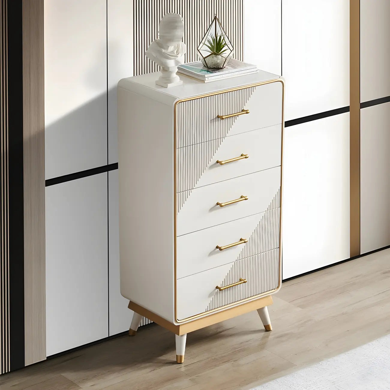 Coffres de rangement en bois beige glamour avec accents dorés