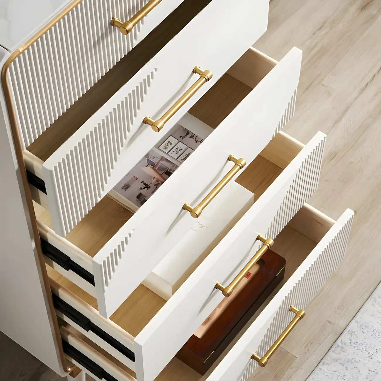 Coffres de rangement en bois beige glamour avec accents dorés