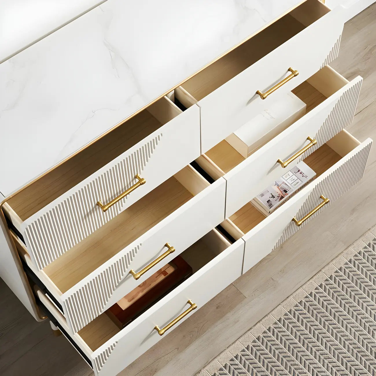 Coffres de rangement en bois beige glamour avec accents dorés