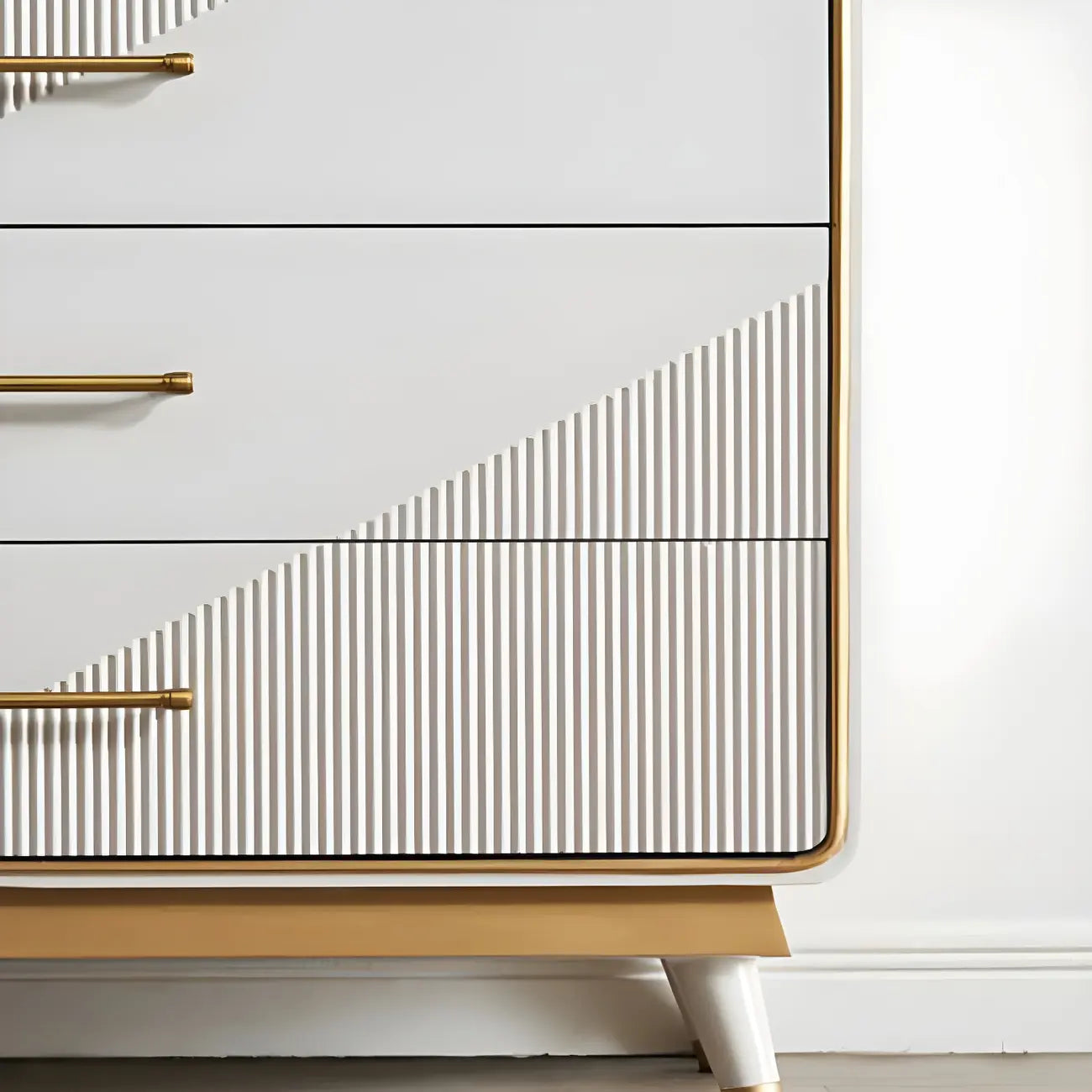 Coffres de rangement en bois beige glamour avec accents dorés