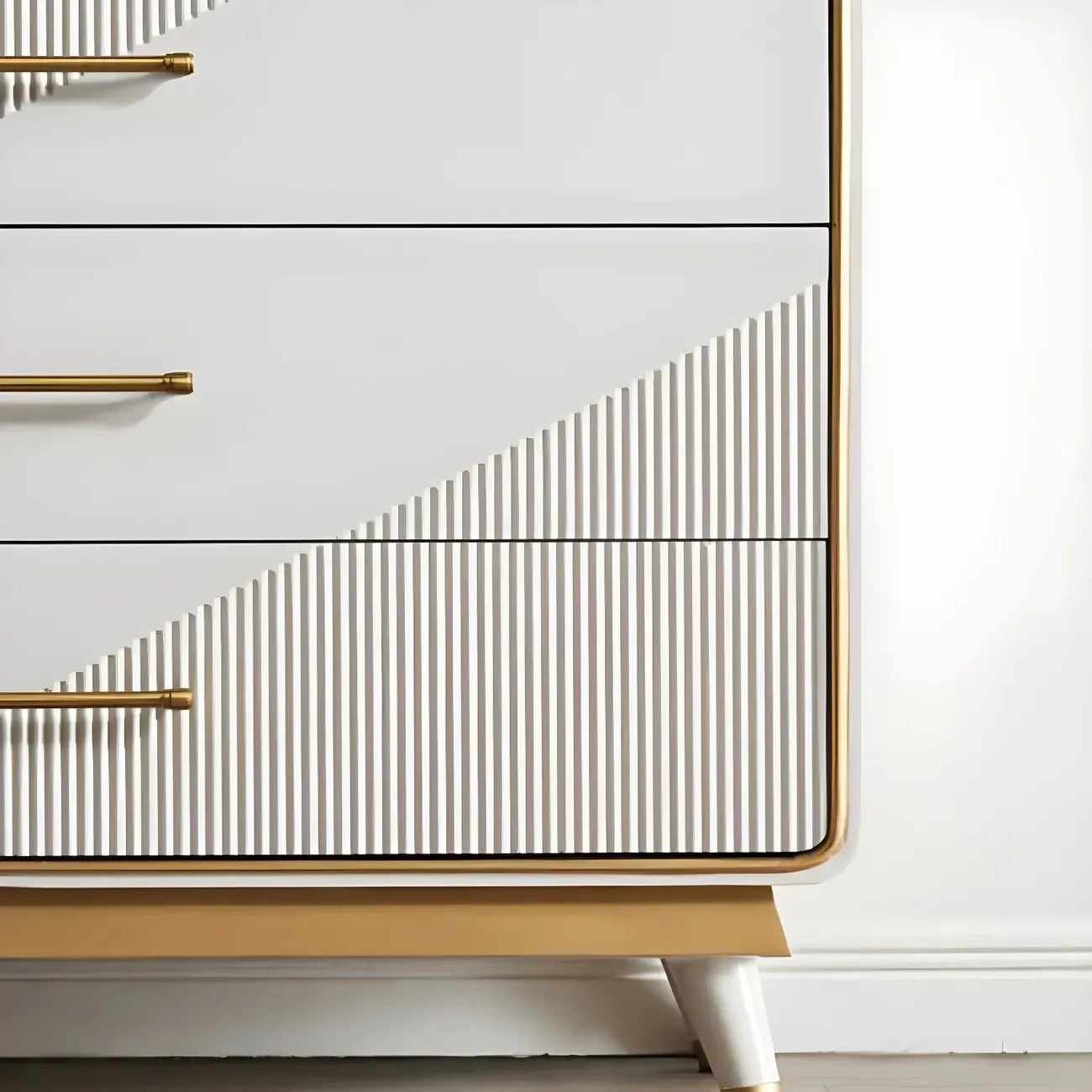 Coffres de rangement en bois beige glamour avec accents dorés