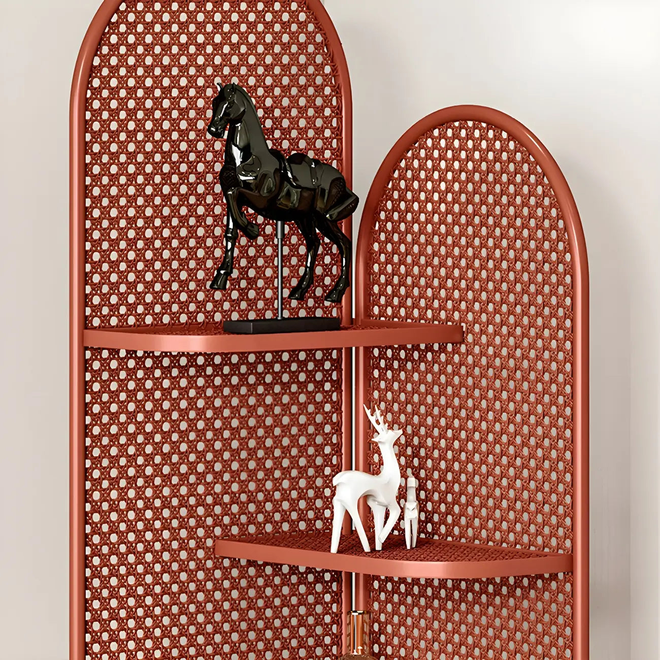 Vitrine d'angle moderne en métal noir avec dos ajouré et arche