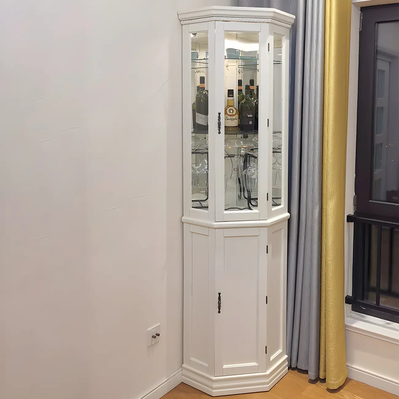 Vitrine d'angle classique en bois blanc et verre à 5 étagères