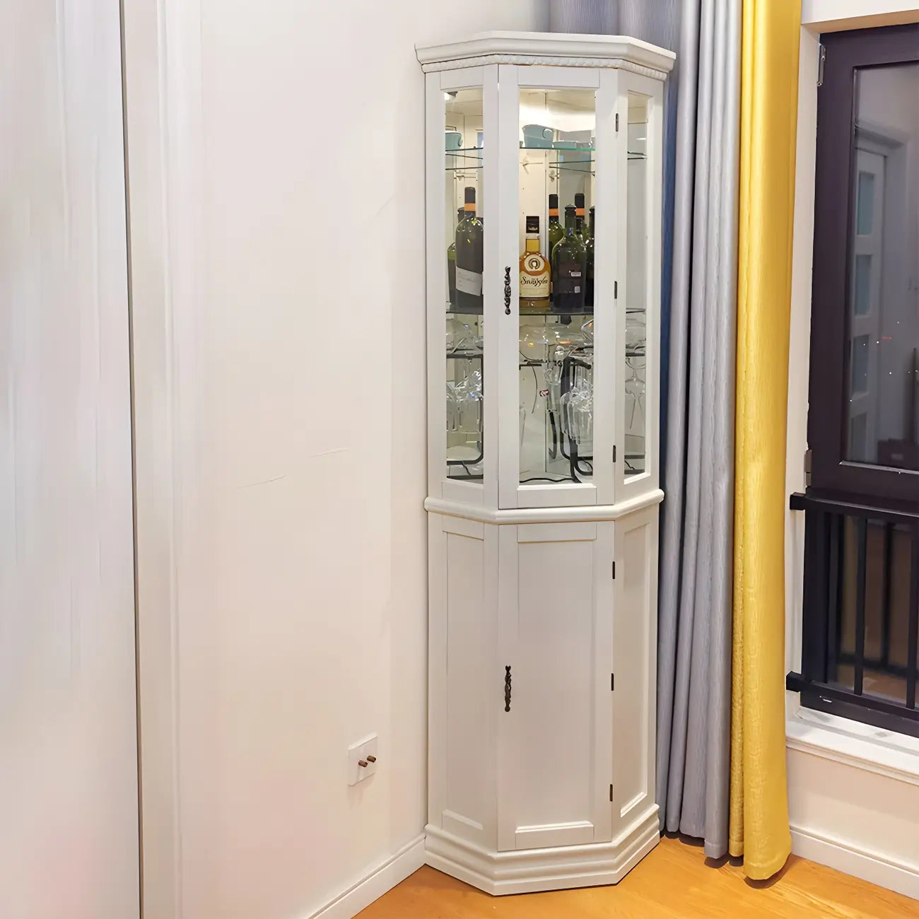 Vitrine d'angle classique en bois blanc et verre à 5 étagères
