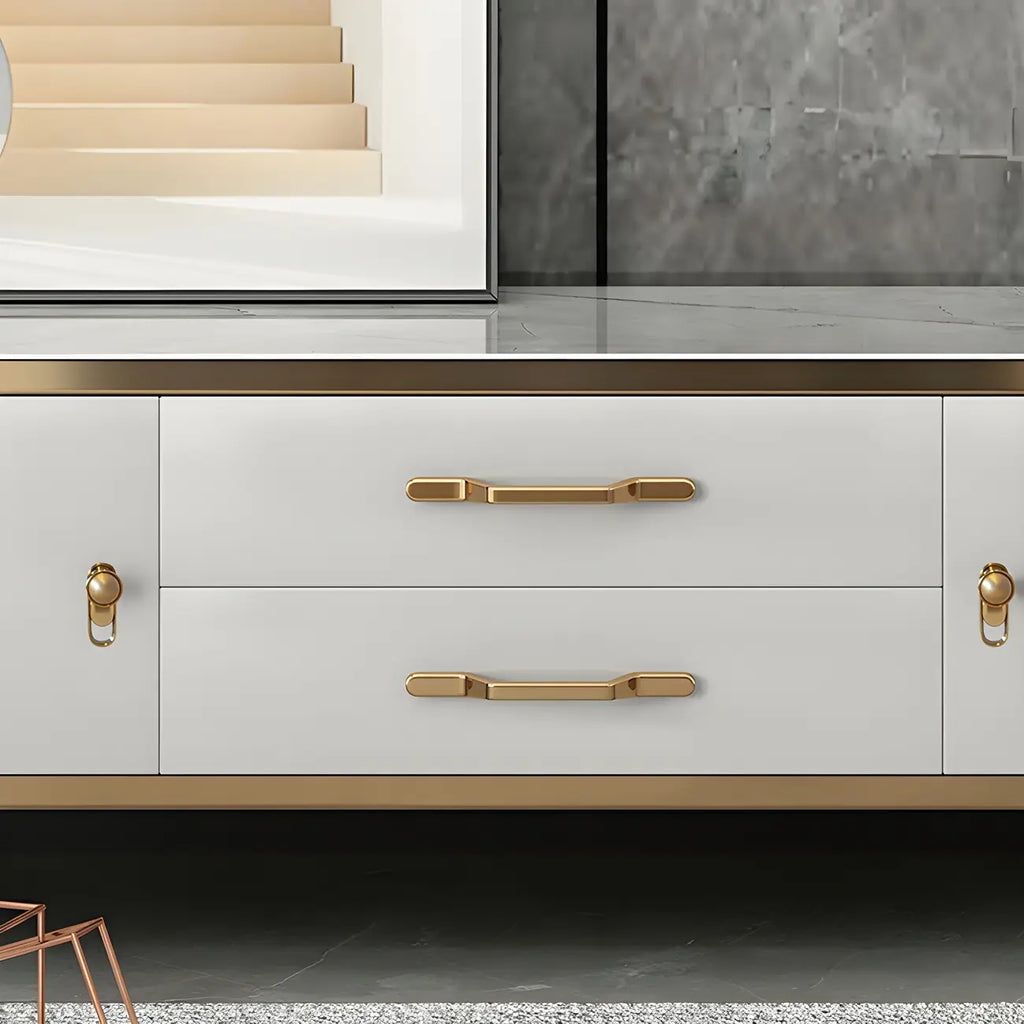 Meuble TV avec armoire, panneaux cannelés en pierre blanche et garniture dorée, 71 cm