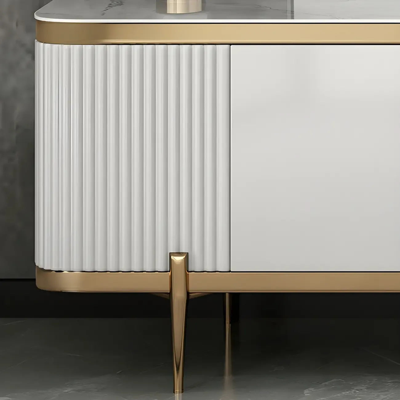 Meuble TV avec armoire, panneaux cannelés en pierre blanche et garniture dorée, 71 cm