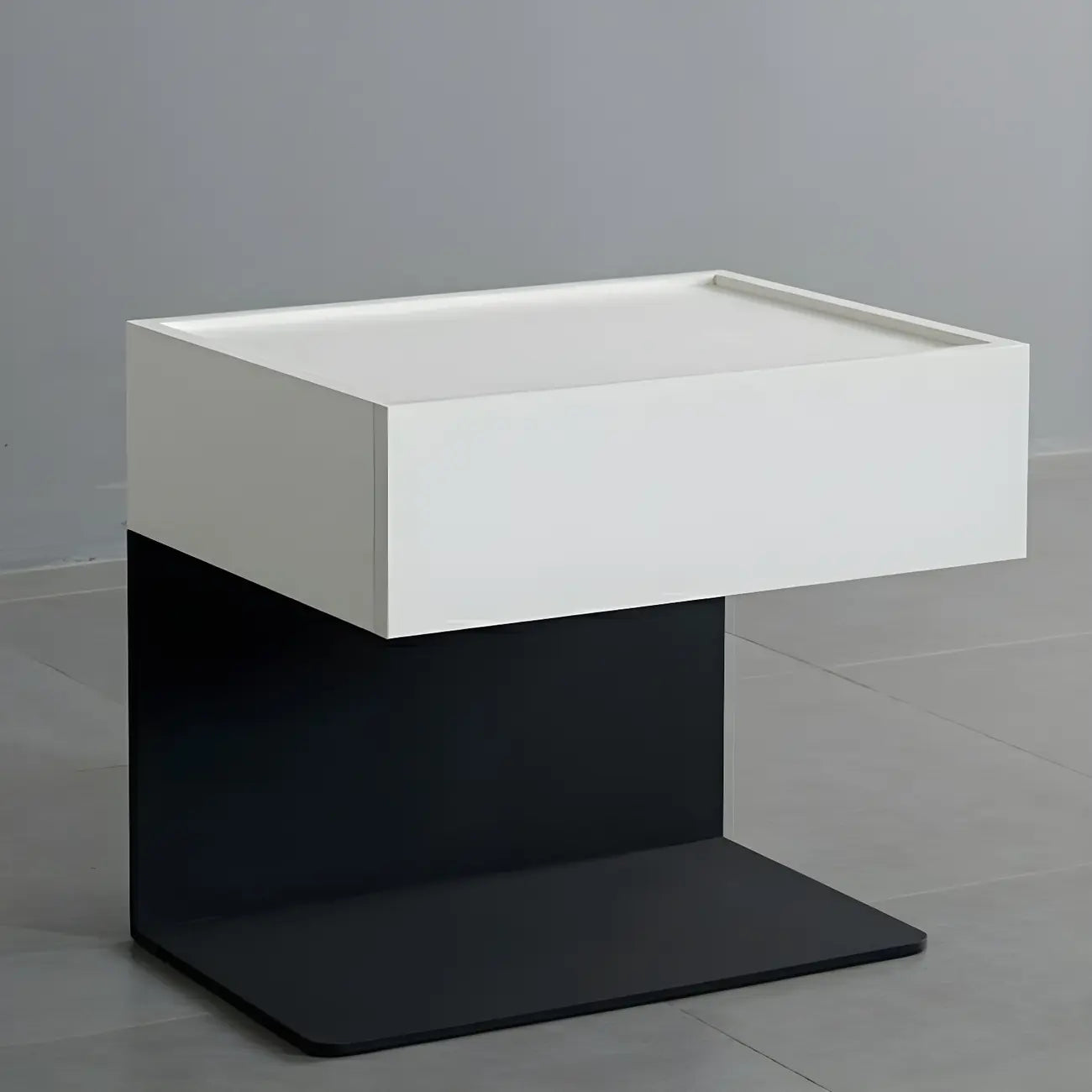 Table de chevet en forme de C avec tiroir et éclairage intégré, en acier noir et bois.
