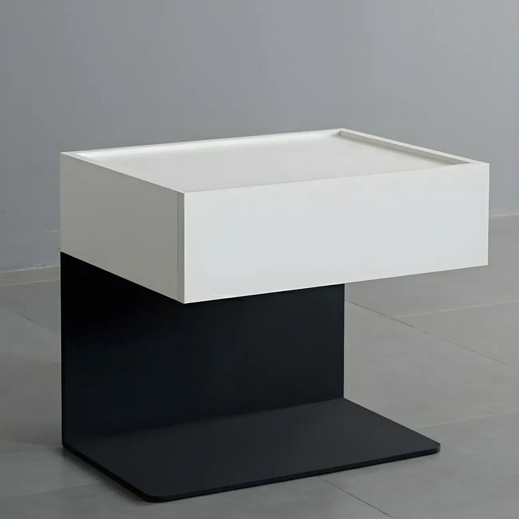 Table de chevet en forme de C avec tiroir et éclairage intégré, en acier noir et bois.