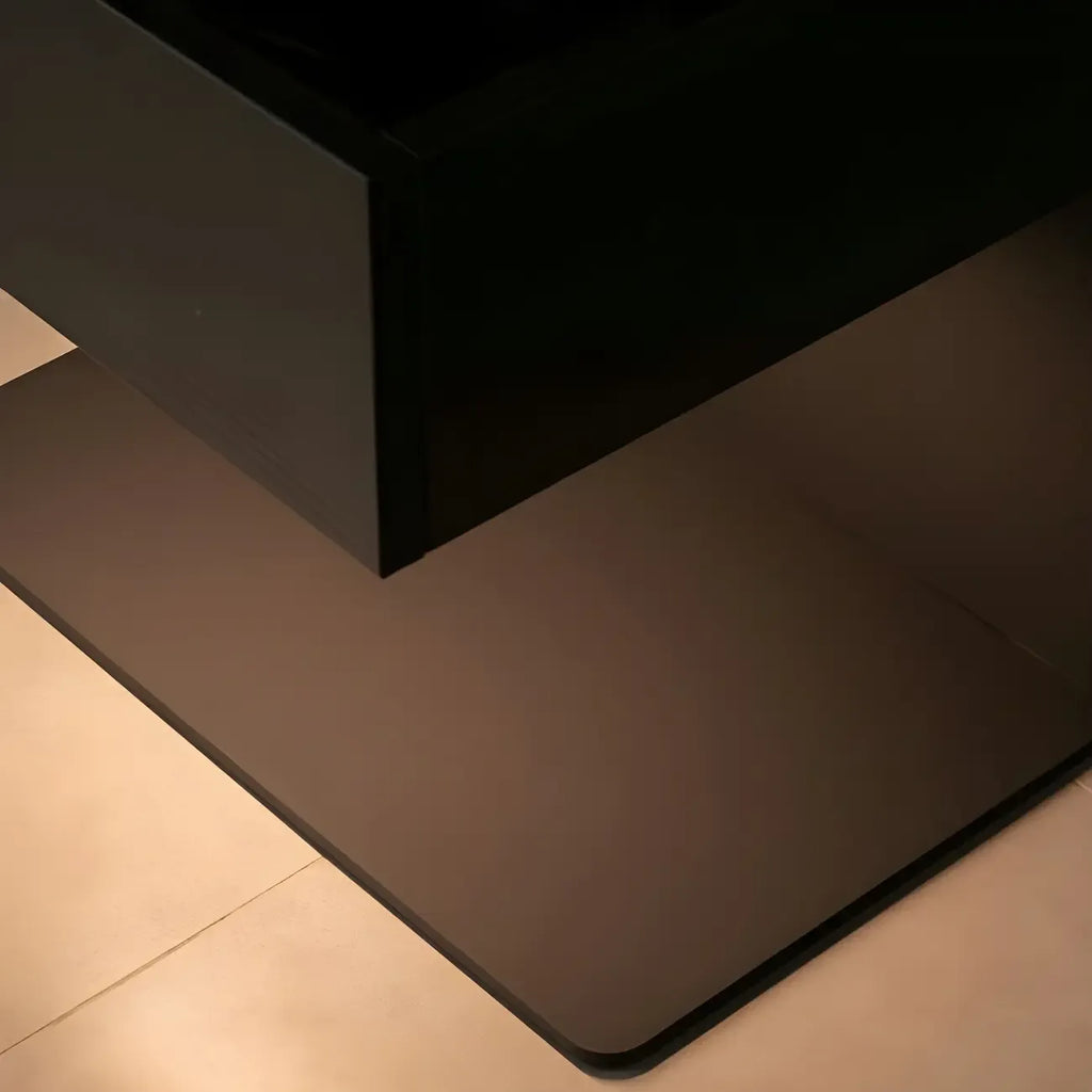Table de chevet en forme de C avec tiroir et éclairage intégré, en acier noir et bois.