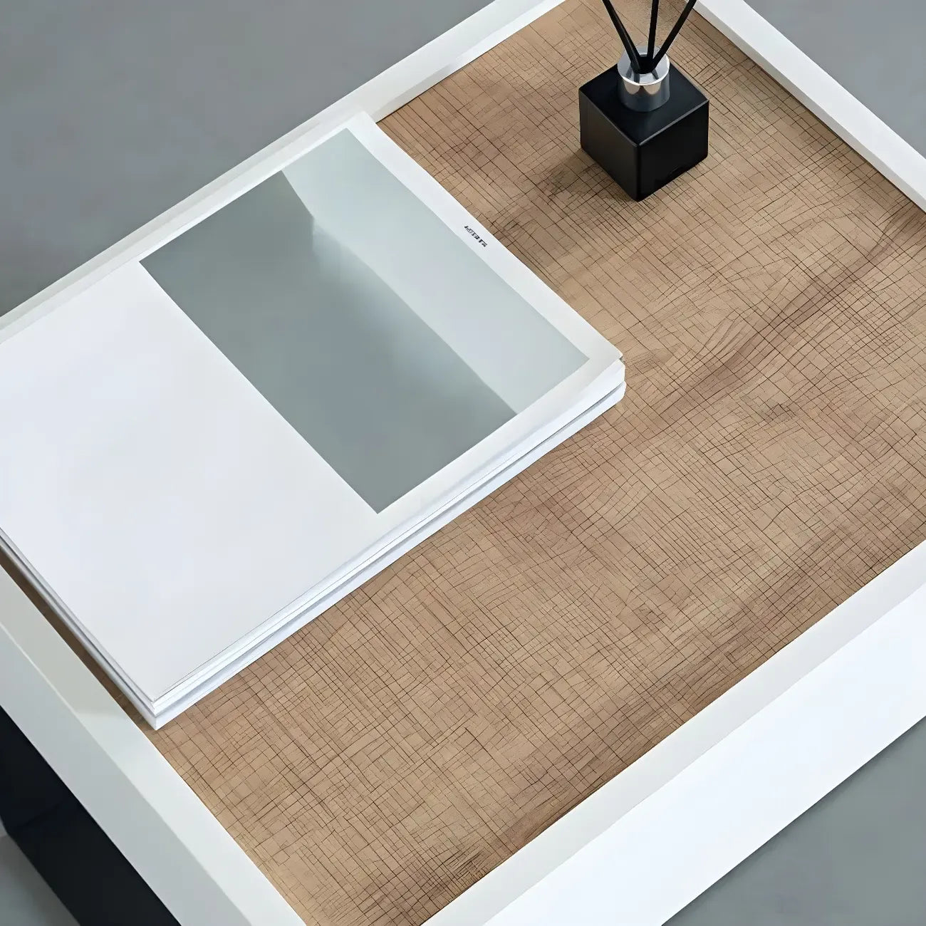 Table de chevet en forme de C avec tiroir et éclairage intégré, en acier noir et bois.