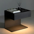 Table de chevet en forme de C avec tiroir et éclairage intégré, en acier noir et bois.