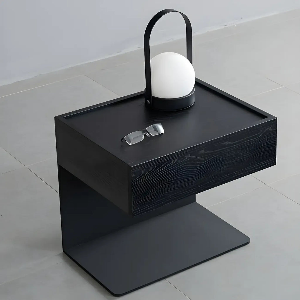 Table de chevet en forme de C avec tiroir et éclairage intégré, en acier noir et bois.