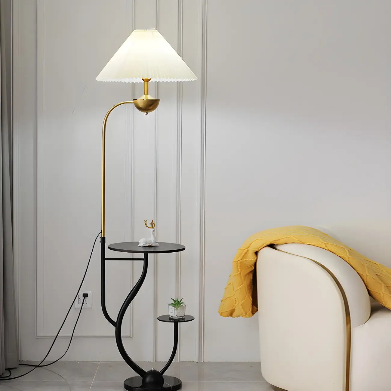 Lampadaire noir contemporain avec étagères pour salon