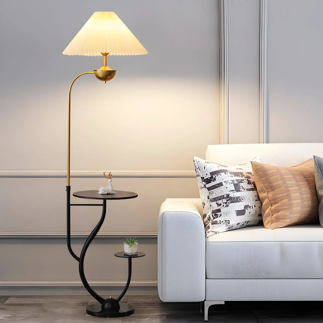 Lampadaire noir contemporain avec étagères pour salon