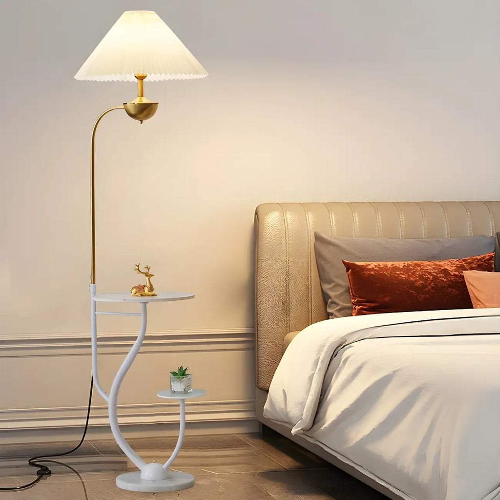 Lampadaire noir contemporain avec étagères pour salon
