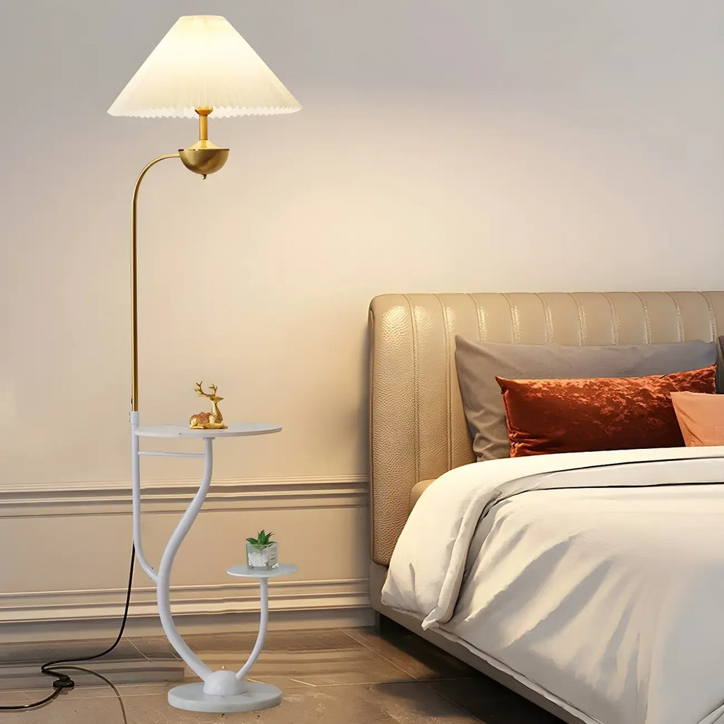 Lampadaire noir contemporain avec étagères pour salon