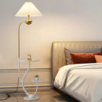 Lampadaire noir contemporain avec étagères pour salon