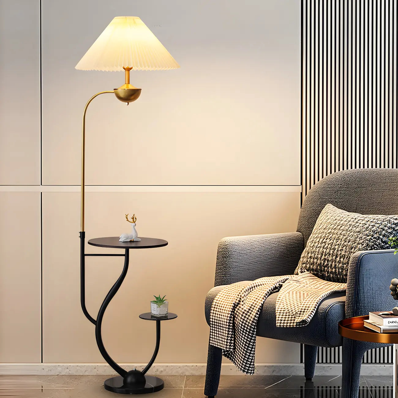 Lampadaire noir contemporain avec étagères pour salon