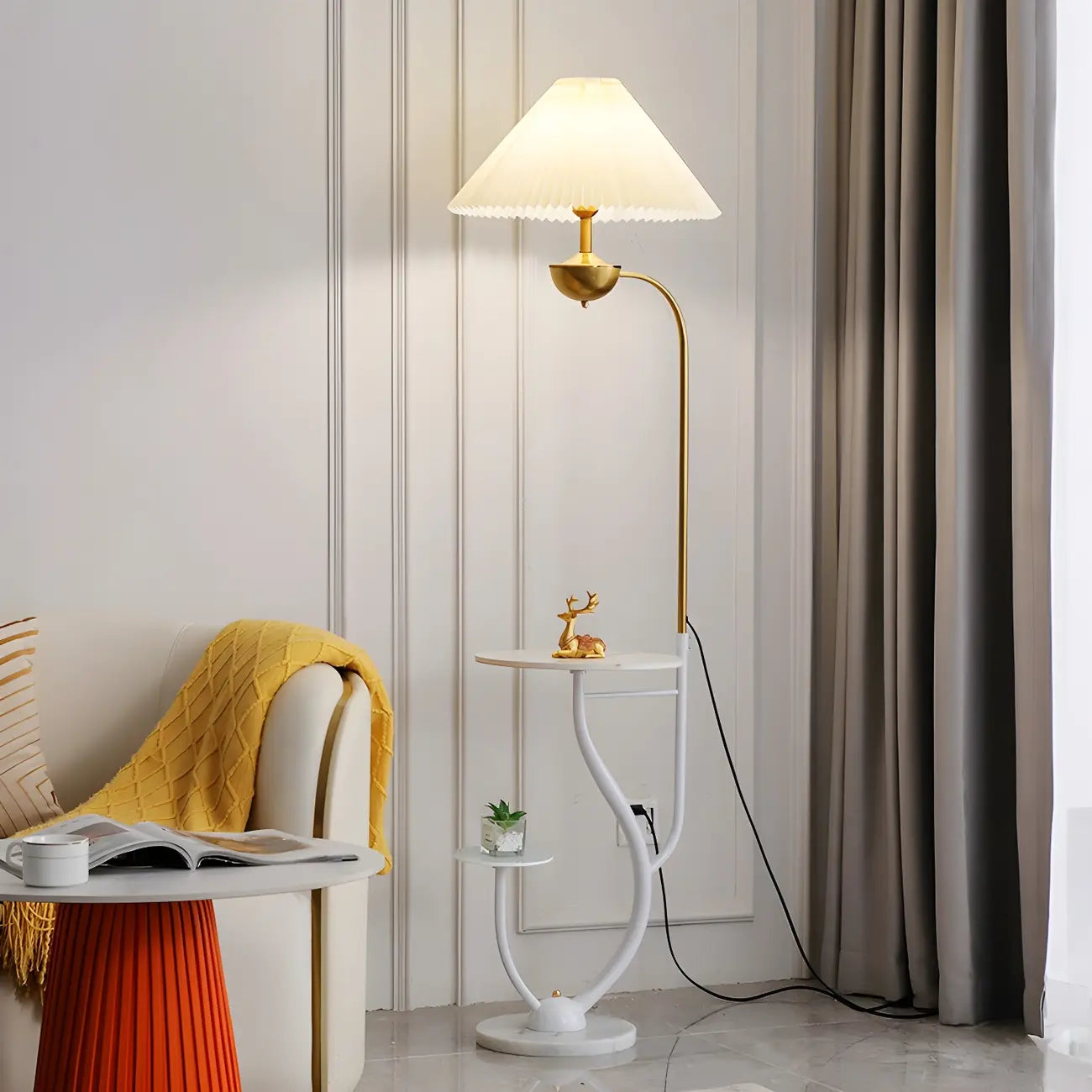 Lampadaire noir contemporain avec étagères pour salon