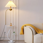 Lampadaire noir contemporain avec étagères pour salon