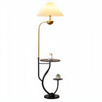 Lampadaire noir contemporain avec étagères pour salon