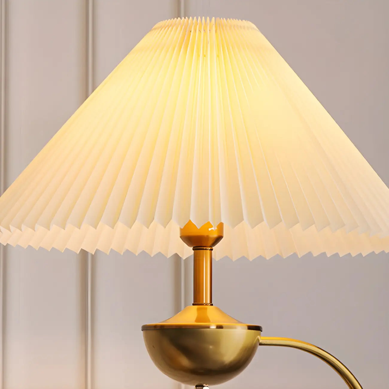 Lampadaire noir contemporain avec étagères pour salon