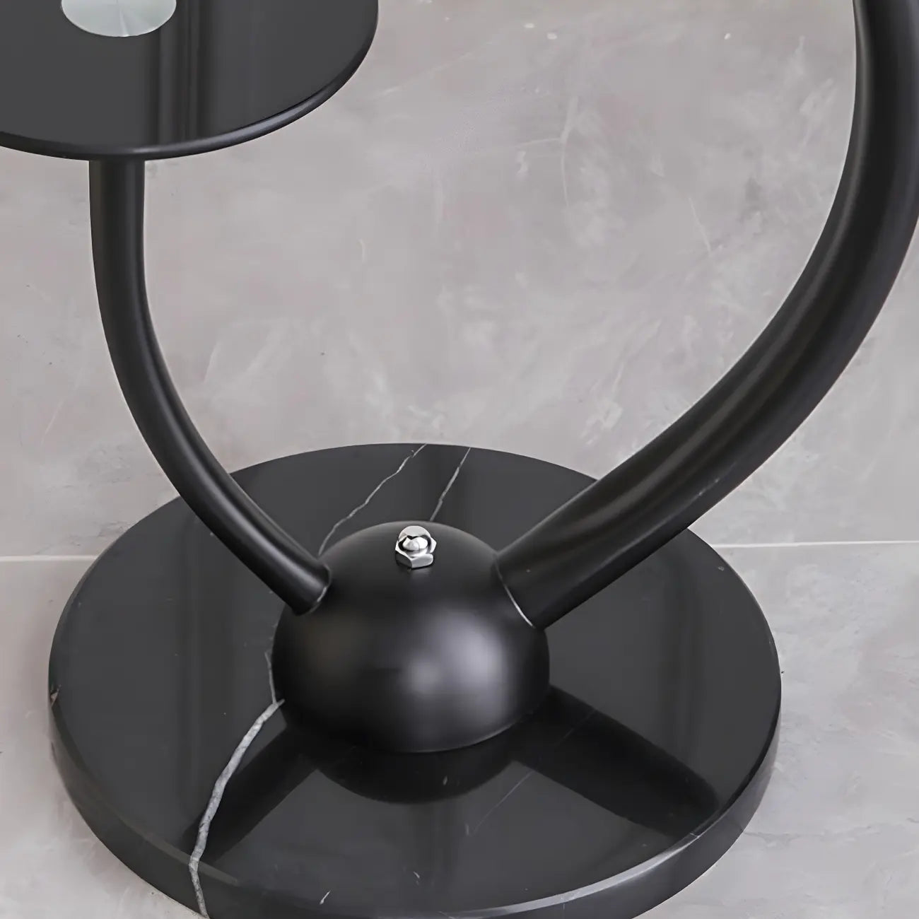 Lampadaire noir contemporain avec étagères pour salon
