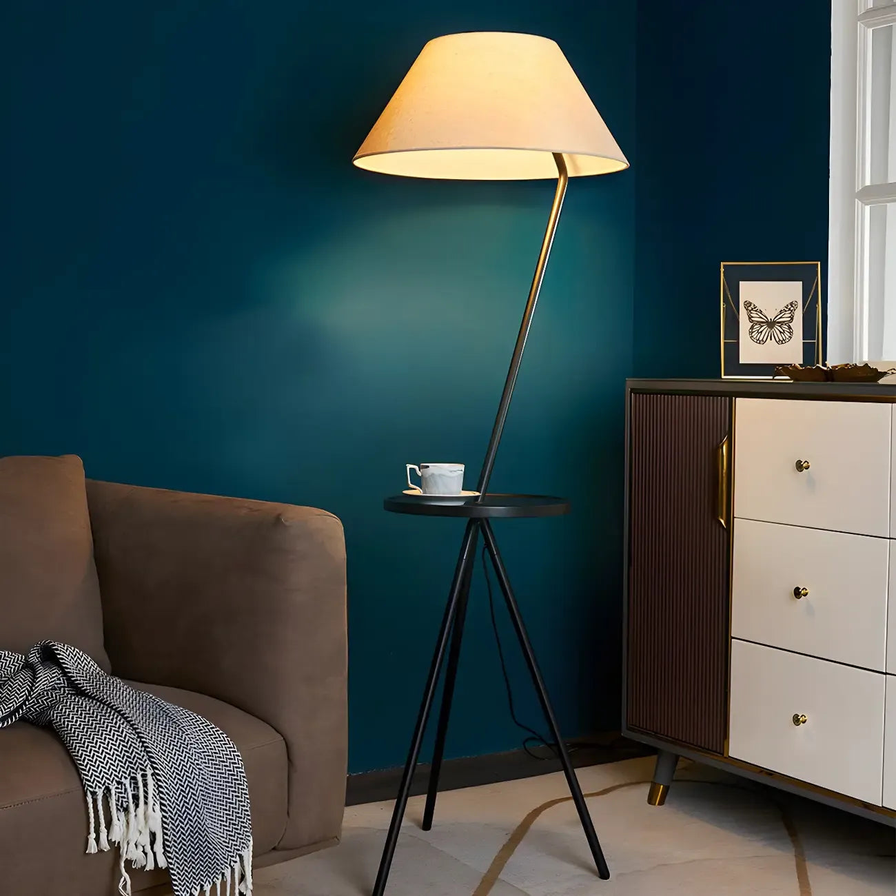 Lampadaire trépied moderne en métal noir avec table basse