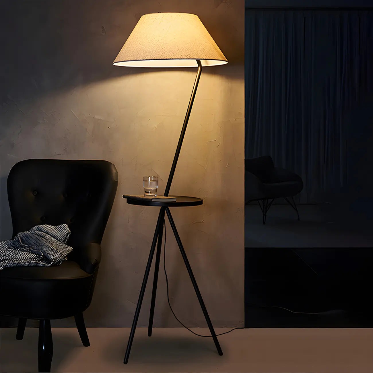 Lampadaire trépied moderne en métal noir avec table basse