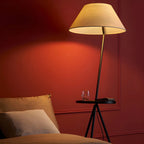 Lampadaire trépied moderne en métal noir avec table basse